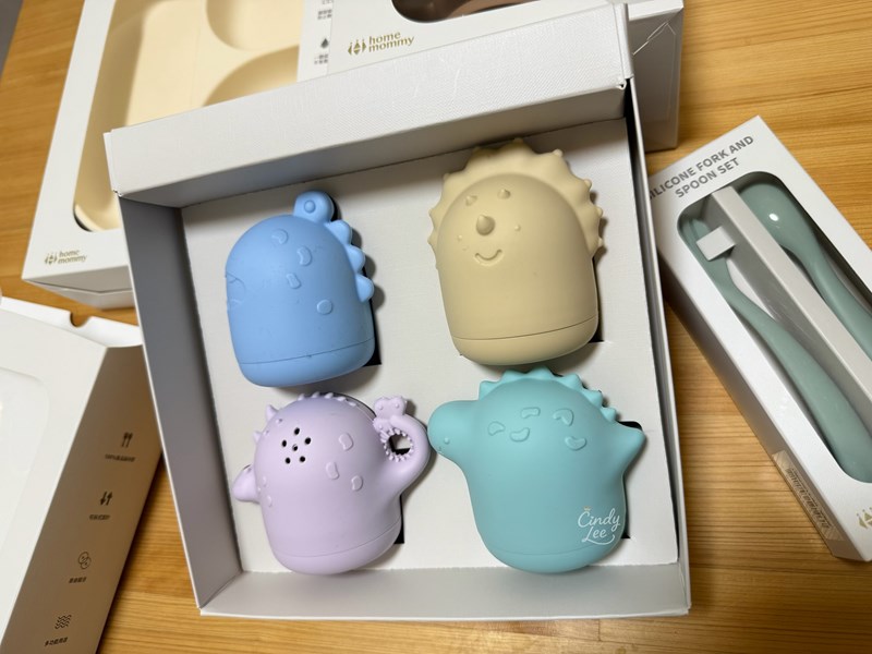 [育兒] 媽咪學苑【赫媽咪寶寶矽膠餐具組+水杯+剪刀+恐龍組